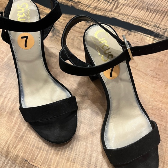 Like new Circus by Sam Edelman suede black sandal in size 7 - Picture 3 of 5